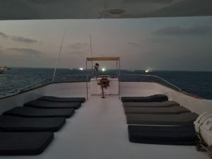 Highdeck eines Schiffes bei Dämmerung
