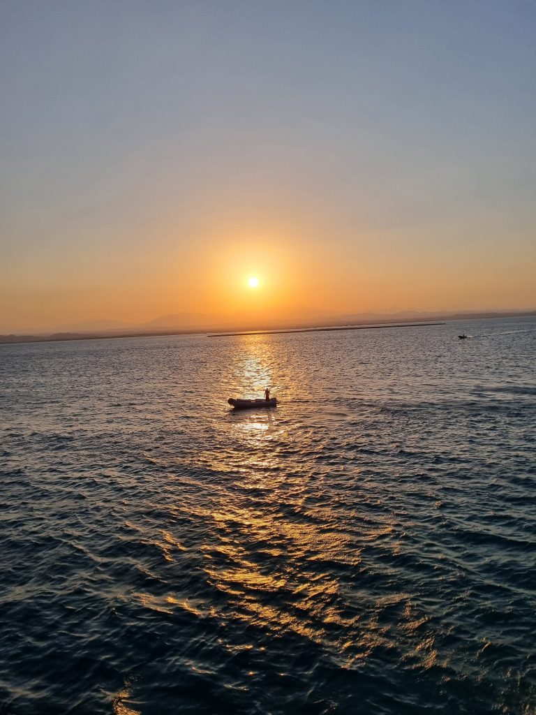 Sonnenuntergang auf dem roten Meer mit einem einzelnen Boot