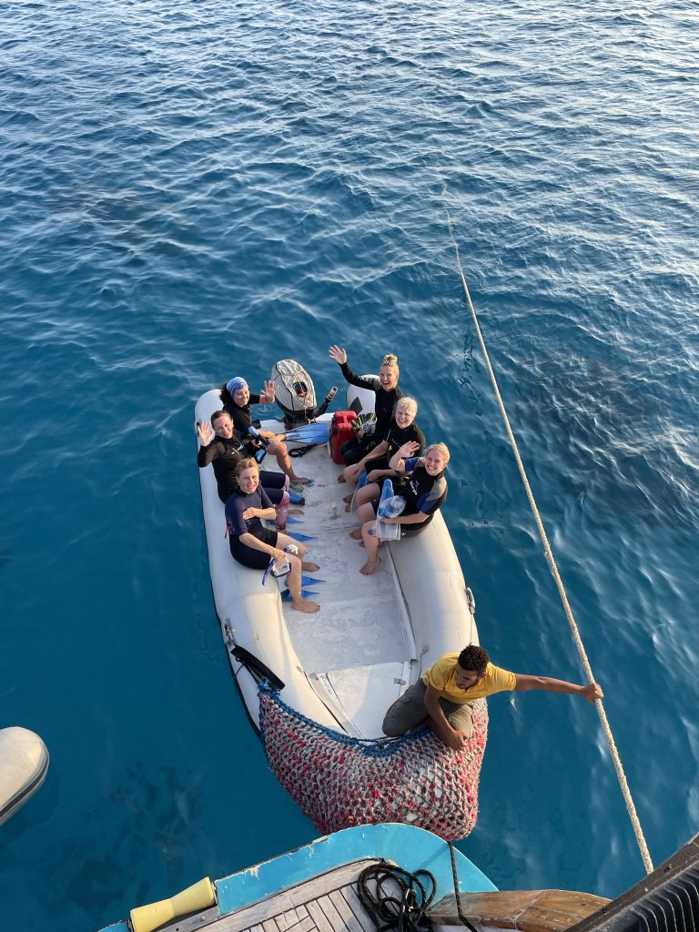 einige Frauen sitzen auf einem Boot