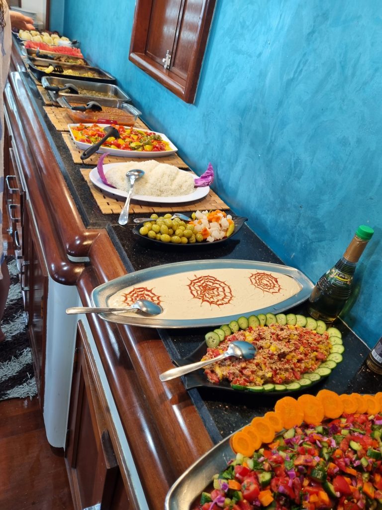 Buffet mit köstlichen Speisen auf einem Schiff